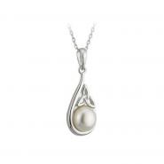 Pendant Celtic knot design with pearl